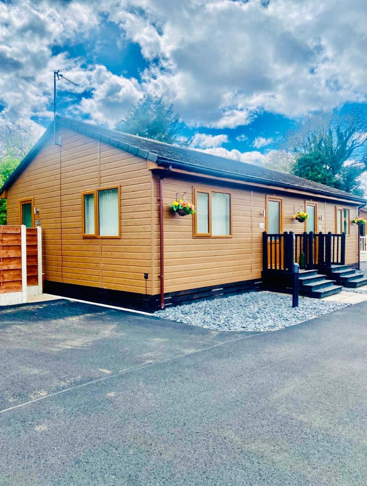 Elder Cabin With Hot Tub York Exterior foto